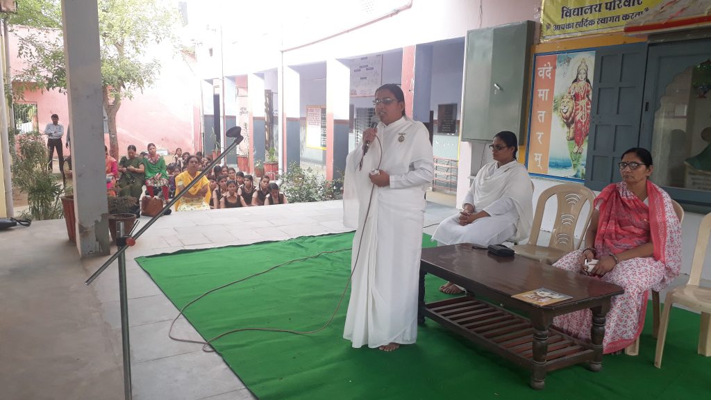 जयपुर के सांगानेर क्षेत्र में राजकीय उच्च माध्यमिक विद्यालय में बी के पूजा बहन ने विधार्थियो को बताया राजयोग मैडिटेशन के फायदे।